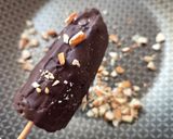 Foto del paso 4 de la receta: Chocobanana helada 🍌 🍫 Heladito saludable de banana, chocolate 85 % cacao, con almendras y sésamo