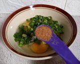 Foto langkah ke 2 dari resep Telur Dadar Daun Bawang.