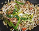 Foto langkah ke 3 dari resep Tumis tahu toge pedas.