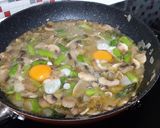 Foto del paso 3 de la receta: Huevos con champiñones y trigueros