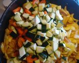 Foto del passaggio 2 della ricetta Riso basmati e pollo al curry con verdure
