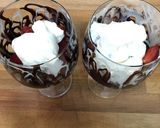 Foto del paso 4 de la receta: Copas con fruta, nata, chocolate y galletas