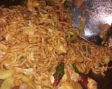 Foto langkah ke 6 dari resep Mie Goreng Tumis Timun dan Bayam.