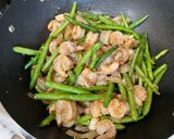 A picture of step 3 of Shrimp with String Beans.