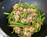 A picture of step 3 of Shrimp with String Beans.