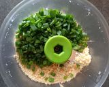 Une image de l'étape 4 de Pesto maison aux fanes d'oignons nouveaux.