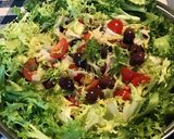 Une image de l'étape 10 de Salade de frisée aux tomates cerises,olives et câpres.