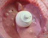 Foto del paso 3 de la receta: Paletas heladas de frutilla con crema