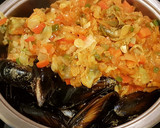 Foto del paso 5 de la receta: Mejillones a la marinera con vino blanco y bacalao