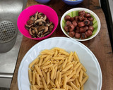 Foto del paso 1 de la receta: Penne rigatti con hongos portobello, salchicha parrillera y cebolla de verdeo