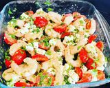 Une image de l'étape 1 de Crevettes à l’ail, feta et tomates cerises.