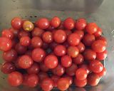 Une image de l'étape 1 de Tomates cerises du jardin au vinaigre et herbes de Provence.