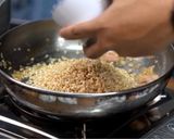 รูปขั้นตอนการทำที่ 6 ของ "รีซอตโตเห็ดถอบ" ด้วยข้าวกล้องญี่ปุ่นและโมจิบาร์เลย์โนริตาเกะ