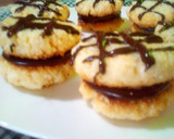 Foto del paso 7 de la receta: Alfajores con masa de coco relleno de frosting de chocolate
