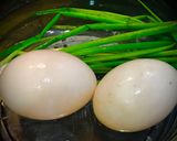 Hình bước làm 1 của món Trứng hấp dầu mè