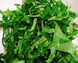 Hình bước làm 2 của món Trứng chiên lá lốt