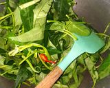 Foto langkah ke 2 dari resep Tumis Kangkung Saos Tiram.