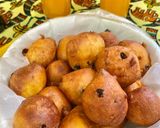 Une image de l'étape 2 de Beignets au yaourt et raisins secs.