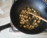 Foto del paso 3 de la receta: Merluza austral con espaguetis y ostiones al ajillo con cebollín y cilantro. 