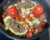 Une image de l'étape 3 de Tomates et courgettes farcies à la poêle.