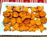 A picture of step 5 of Mathi.... Namkeen puri.