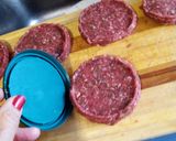 Foto del paso 2 de la receta: Hamburguesa carne vacuna casera solo con condimentos