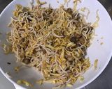 Une image de l'étape 6 de Nouilles japonaises sautées aux champignons, courgettes et épices.