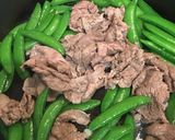 Foto langkah ke 5 dari resep Kacang kapri tumis daging sapi.