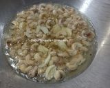Foto langkah ke 3 dari resep Kacang Mede Goreng Bawang Putih.