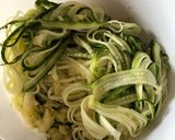 Foto del paso 1 de la receta Espaguetis de calabacín al ajillo picante • Plato saludable y vegano