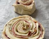 Foto del paso 1 de la receta: Rollitos de hojaldre con jamón de York y queso 🧀