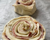 Foto del paso 1 de la receta: Rollitos de hojaldre con jamón de York y queso 🧀