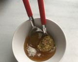 Foto del paso 3 de la receta: Rape en aliño de miel y mostaza, a la plancha, con tomate y pimiento rellenosde arroz y hierbas