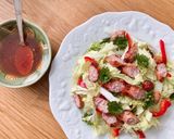 Hình bước làm 4 của món Salad Cải Thảo & Xúc Xích Tươi Nướng
