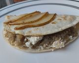 Foto del paso 9 de la receta: Tortilla🍆🧀 rellena🌯 de berenjena tatemada, cebolla🌰, queso🍐 y pera🥙🫓🧀