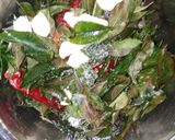 A picture of step 2 of Kadipatta chutney.