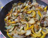 Foto del paso 3 de la receta: Salteado de vegetales y manzana🍎🧅🥯