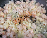 Foto del paso 4 de la receta: Espaguetis ennegrecidos con gambas y gulas