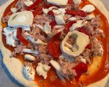 Foto del paso 4 de la receta: Pizza casera de atún con pimientos del piquillo y queso de cabra