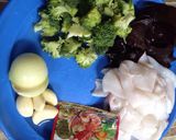 Foto langkah ke 1 dari resep Cumi Brokoli Tumis Saos Tiram.