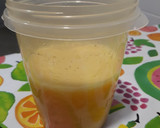 Foto del paso 2 de la receta: Zumo de piña y fresas aromatizado con plantas