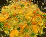 Foto langkah ke 5 dari resep Nasi Shirataki Goreng Udang.