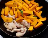 รูปขั้นตอนการทำที่ 3 ของ ฟักทองผัดไก่