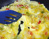 Foto del paso 3 de la receta: Revoltillo de huevos con puré de tomate especias