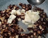 Foto del passaggio 4 della ricetta Fusilli con radicchio, gorgonzola e noci