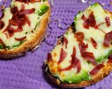 Foto del paso 3 de la receta: Tostas de aguacate con queso gratinado y jamón