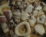 Foto del paso 2 de la receta: Arroz con calamares, gambas y galeras