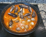 Foto del paso 3 de la receta: Zarzuela de pescado y marisco en un plis plas