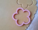 Foto del paso 3 de la receta: Galletas con flores naturales 🌸 Masitas especial Primavera 🌺