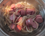 Foto del paso 2 de la receta: Salchichas con cebolla y mix de pimientas